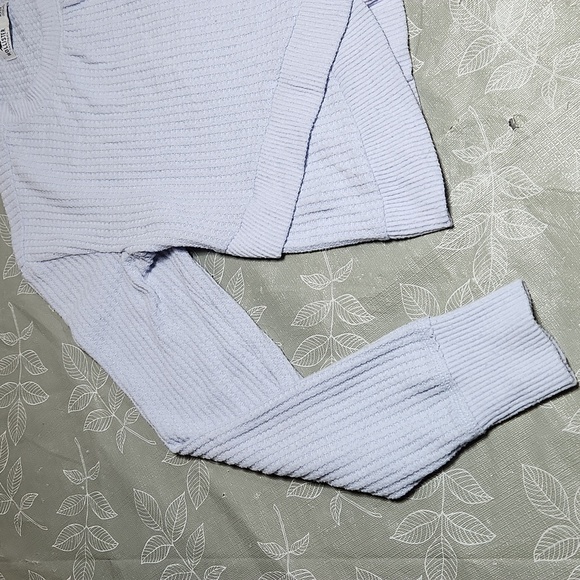 Hollister Sweater - Picture 2 of 8